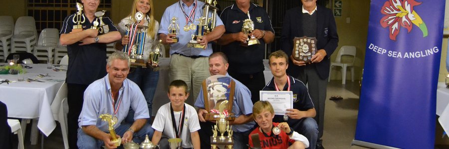 Die groep trotse Overbergers met hul trofeÃ«, met voor vlnr DP Burger (voorsitter), Divan Burger, Wayne Middleton, Cristof Dahl en Robert Dahl. Agter vlnr is Johan van Zyl, Amanda van Staden, Stephen Ashlin, Fanus Kriel en Gert du Plessis. 